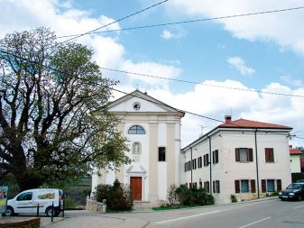 Župnišče, kjer bi morala stati plošča, in cerkev v Kojskem