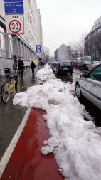 Očiščen pločnik in sneg na kolesarski stezi