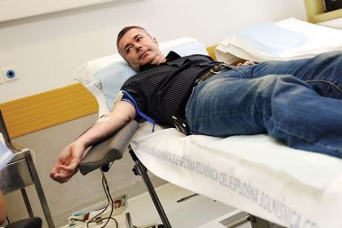 Darovanje krvi po slovensko (na sliki prvi policist Janko Goršek)