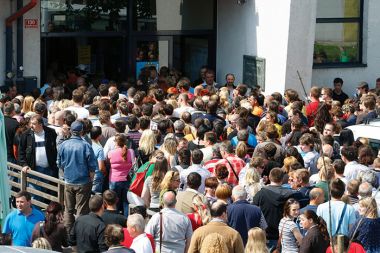 Gneča pred vhodom v čezmejni zaposlitveni sejem v Mariboru