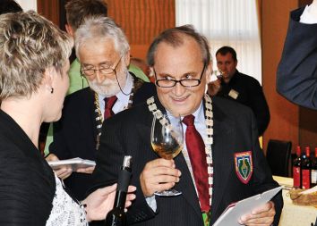 Težko zaposljivi vinski vitez in nekdanji minister Milan Pogačnik