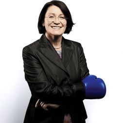 Novinarka Mirjam Muženič z modro rokavico LDS-a