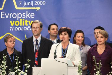 Ljudmila Novak s ponovno izvoljenim evroposlancem Lojzetom Peterletom