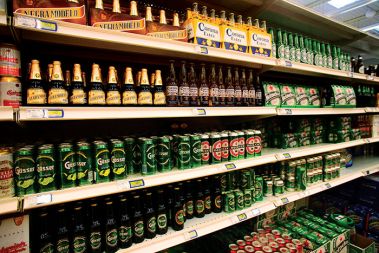 Pestra izbira piva v trgovini, ki ni Mercator