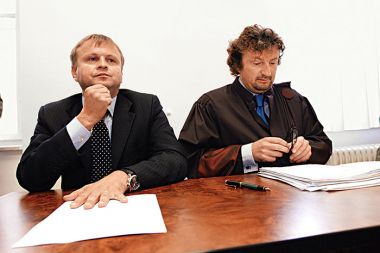 Marko Pogorevc z odvetnikom med sojenjem za neko lažje kaznivo dejanje