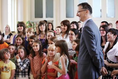 Minister Igor Lukšič in otroci