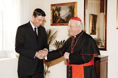 Prisrčen sprejem Pahorja pri kardinalu Francu Rodetu. Podobnega prisrčnega sprejema Pahor od papeža Benedikta XVI. ni doživel. Papež je raje odšel na počitnikovanje v letno rezidenco Castel Gandolfo