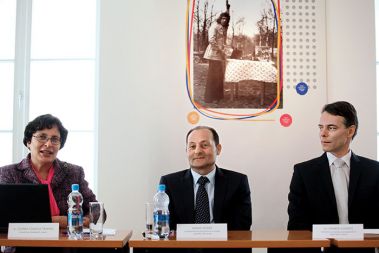 Predsednik Foruma romskih svetnikov Darko Rudaš skupaj z varuhinjo in ministrom