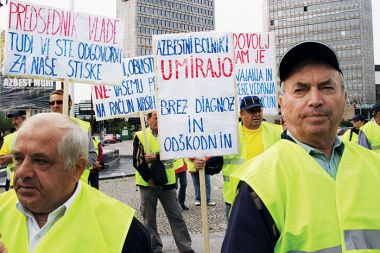 Protest članov Zveze sindikatov azbestnih bolnikov pred parlamentom