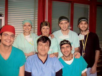 Italijanski kirurg dr. Paolo Zamboni z ekipo (spodaj v sredini)