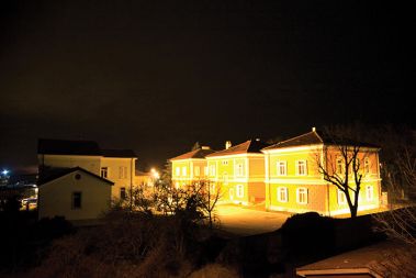 Osvetljena stavba sodišča