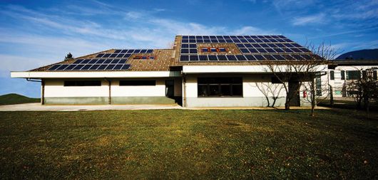 Je za postavitev sončnih elektrarn na strehi potrebno gradbeno dovoljenje?