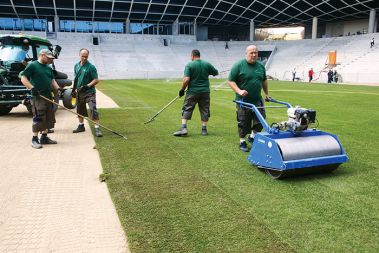 Polaganje trave na stadionu v Stožicah