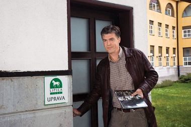 Tavčar pred upravo kobilarne