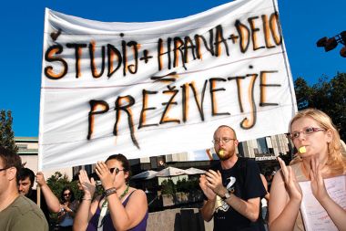 Protest študentov pred parlamentom