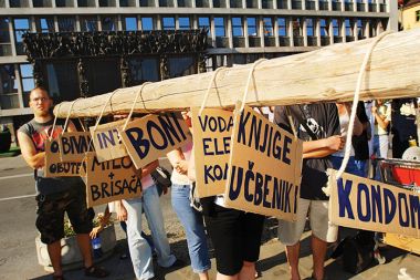 Visoki stroški - nizke štipendije, študentski protest pred parlamentom, junij 07