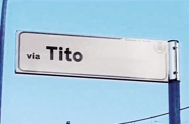 Tito leta 1944 med govor na Visu, na katerem je izrekel zgodovinske besede