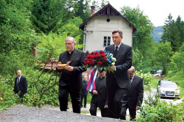 Nadškof in premier ob obisku Hude jame