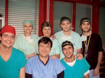 Dr. Paolo Zamboni (v modrem) z ekipo svojih študentov