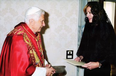 Veleposlanica in papež med izročitvijo poverilnih pisem