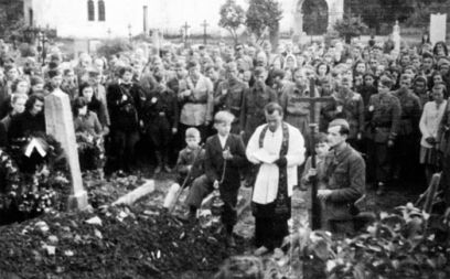 Verski obred med partizani (na sliki: pogreb komandanta Notranjskega odreda Draga Furlana in dveh tovarišev, ki sta padla v boju pri Radleku 19.6. 1944)