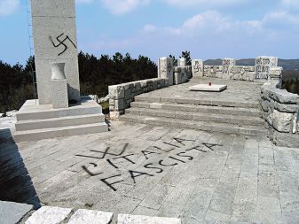 Enaki znak pri skrunitvi spomenikov v spominskem parku NOV v Trnovem nad Novo Gorico