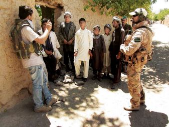 Slovenski vojaki v pogovoru z otroci iz afganistanske vasi Gajah