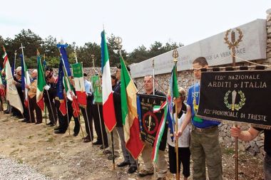 Zastava »Salojske republike« (četrta zastava z desne) slikana na eni izmed manifestacij ezulskih združenj