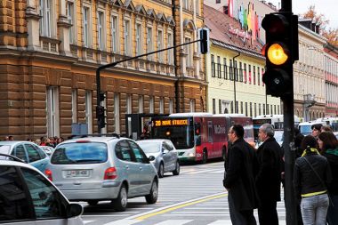 Neupravičena vožnja skozi rumeno luč je kazniva