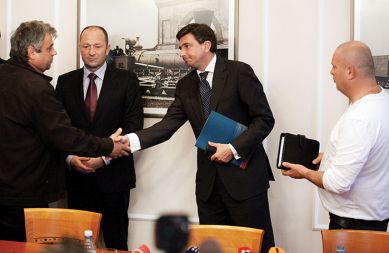 Pavlič levo, Berdajs desno, vmes pa zaskrbljena direktor Brankovič in premier Pahor