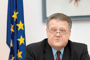 Marcel Koprol, ki je do leta 2006 kot državni sekretar vodil vladno službo za evropske zadeve (SVEZ), naj bi spolno nadlegoval vsaj štiri sodelavke. 