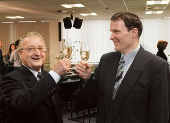 Med najvišje nagrajenimi za uspešno poslovanje v letu 2007 je bil direktor Zavoda za pokojninsko in invalidsko zavarovanje Marijan Papež, saj je z žegnom tedanje ministrice za delo Marjete Cotman prejel kar 8284 evrov bruto.