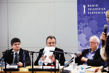 Koliko bo davkoplačevalce stala nagrada za delovno uspešnost generalnega direktorja RTV Slovenija Antona Guzeja, še ni znano. A brez nagrade skoraj zagotovo ne bo ostal, saj so v zavodu naredili vse, da bi lansko leto prikazali kot poslovno uspešno.