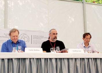 Glavni protagonisti okrogle mize na otoku Mainau (z leve): Carlo Rubbia, Nobelov nagrajenec za fiziko 1984, Geoffrey Carr, znanstveni urednik časopisa Economist, Yuan Tseh Lee, Nobelov nagrajenec za kemijo 1986