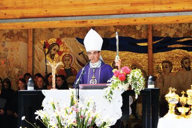 Apostolski nuncij v Sloveniji, nadškof Santos Abril y Castello, pri grobišču Pod Krenom v  Kočevskem rogu med mašo v spomin na tamkaj pobite domobrance in druge po 2. svetovni vojni.