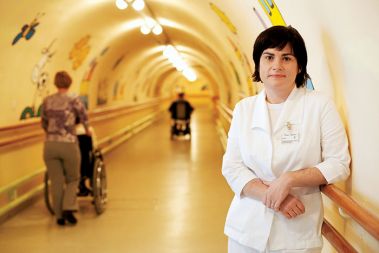 Dr. Zalika Klemenc - Ketiš, zdravnica družinske medicine in raziskovalka na Medicinski fakulteti v Mariboru, ki se je fenomena obsmrtnih izkušenj lotila v doktorski disertaciji.