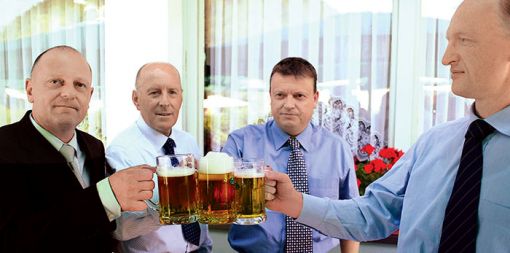 Na zdravje! Tedanji predsednik uprave Pivovarne Laško Tone Turnšek, njegov naslednik Boško Šrot in odvetnika pivovarne Miro Senica (levo) in Stojan Zdolšek (desno)