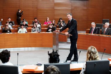 Minister za šolstvo in šport dr. Igor Lukšič na seji otroškega parlamenta, marec 2009