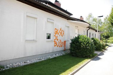 Grafit na hiši sodnice, ki je obsodila odgovorne za napad na gejevskega aktivista Mitjo Blažiča