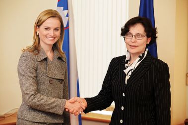 Ministrica Katarina Kresal in varuhinja človekovih pravic Zdenka Čebašek Travnik. Ministrica pravi, da se bo v svojem mandatu zavzemala za spoštovanje človekovih pravic. V primeru ovadenega pisatelja je to tudi naredila.