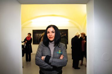 AVTORICA JASMINA CIBIC NA OTVORITVI RAZSTAVE V GALERIJI GANES PRAT 