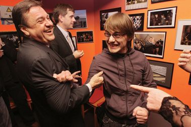 SREČANJE FOTOGRAFOV ENOOKI 2008, KLUB DAKTARI: GESTA OB FOTOGRAFIJI, KJER ŽUPAN ZADRŽUJE FOTOREPORTERJA MATEJA POVŠETA