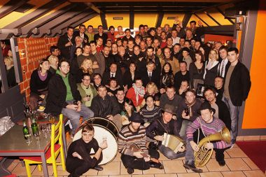 SREČANJE FOTOGRAFOV ENOOKI 2008, KLUB DAKTARI: DRUŠTVO FOTOREPORTERJEV ENOOKI  S ČASTNIMI ČLANI – PREDSEDNIK DR. DANILO TÜRK, MINISTRICA DR. LJUBICA JELUŠIČ, ŽUPAN ZORAN JANKOVIĆ, VARUHINJA PRAVIC GLEDALCEV MIŠA MOLK IN AKADEMSKI KIPAR JAKOV BRDAR