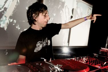 DOUBLE DIGITAL DUNGEON V KLUBU K4: DJ COOH
