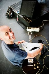 BASIST NIETOV ALEŠ ČEŠNOVAR MED PRIPRAVO NA KONCERT V KRIŽANKAH 