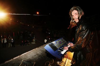 PERFORMANS DEJANA KNEZA NA STREHI JALLE JALLE, METELKOVA  