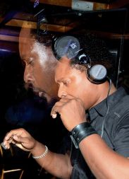 DJ DERRICK MAY V AMBASADI GAVIOLI: DERRICK