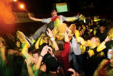 Stage dive v Štuku na koncertu skupine Elvis Jackson 