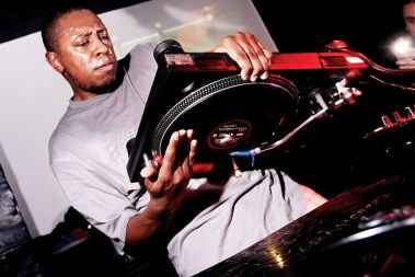 DJ Marky med scratchanjem v Klubu K4  