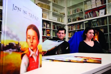PREDSTAVITEV SLIKANICE JON IN TADAO AVTORJEV NINE KOKALJ IN KRUNA ANTOLIČA